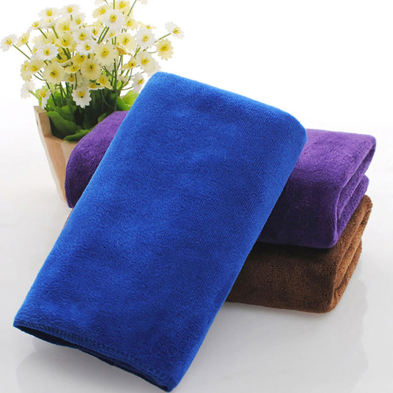 Une serviette en microfibre confortable pour le nettoyage des voitures
