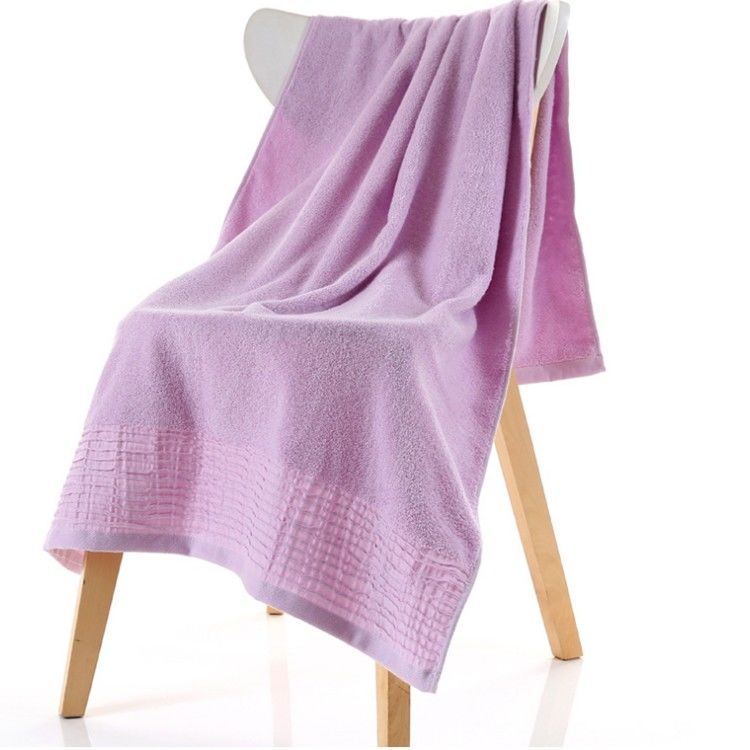 Une serviette de bain en microfibre en peluche de couleur personnalisée pour le séchage des cheveux à domicile